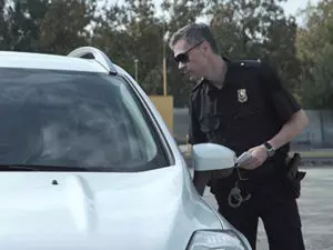 10 Critical Errors Motorists Make When Stopped By A Cop. Errores Críticos de los Motoristas